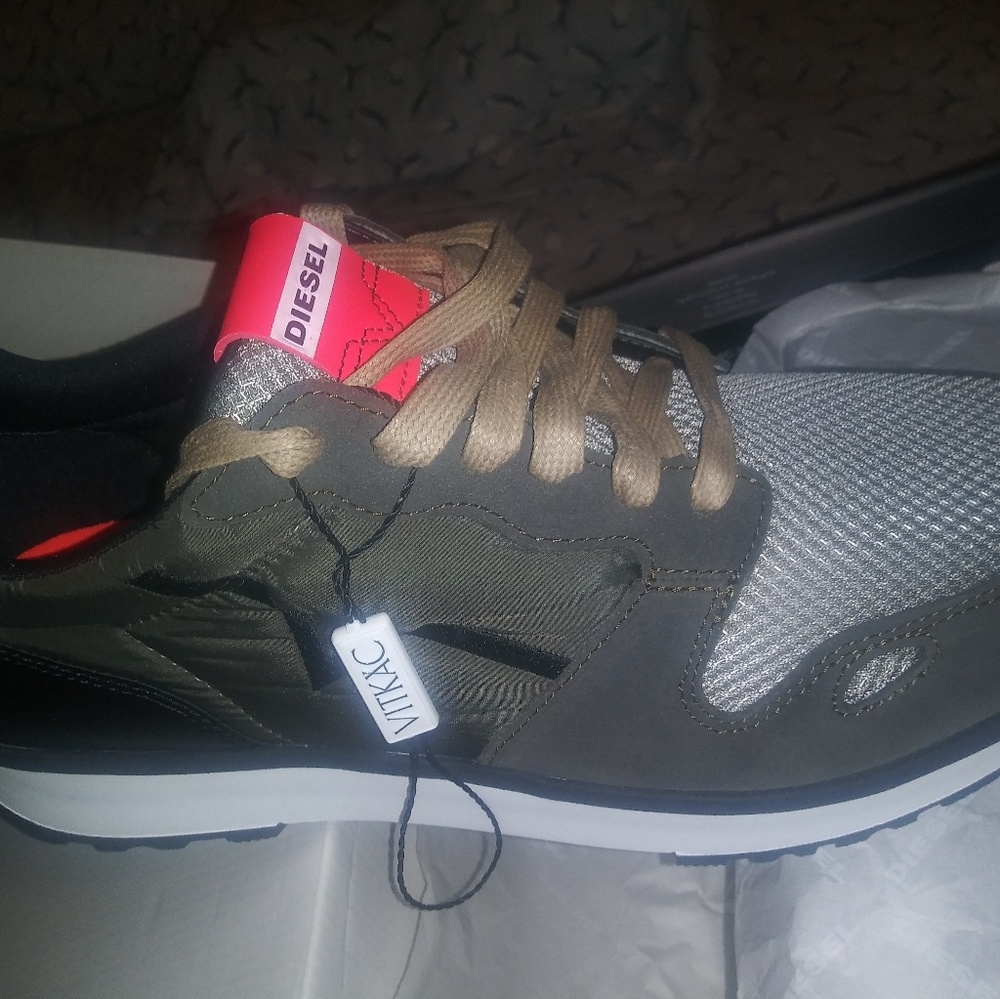 Men sneakers size 10